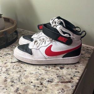 Boys tennis shoes Nike size 4.5